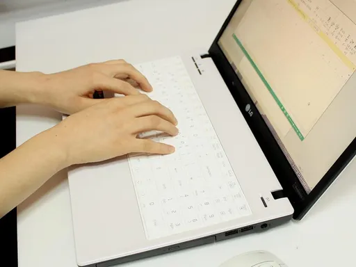 Zoho Desk support and file uploads in live chat